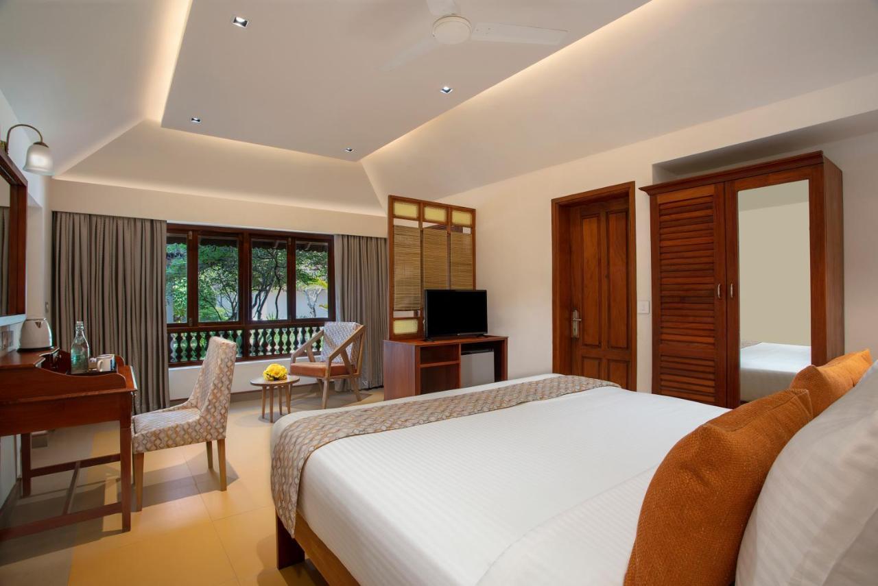 Estuary Sarovar Premiere Poovar Island Esterno foto