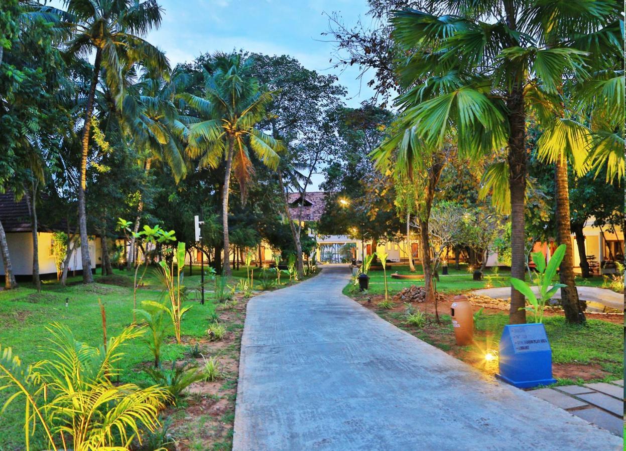Estuary Sarovar Premiere Poovar Island Esterno foto