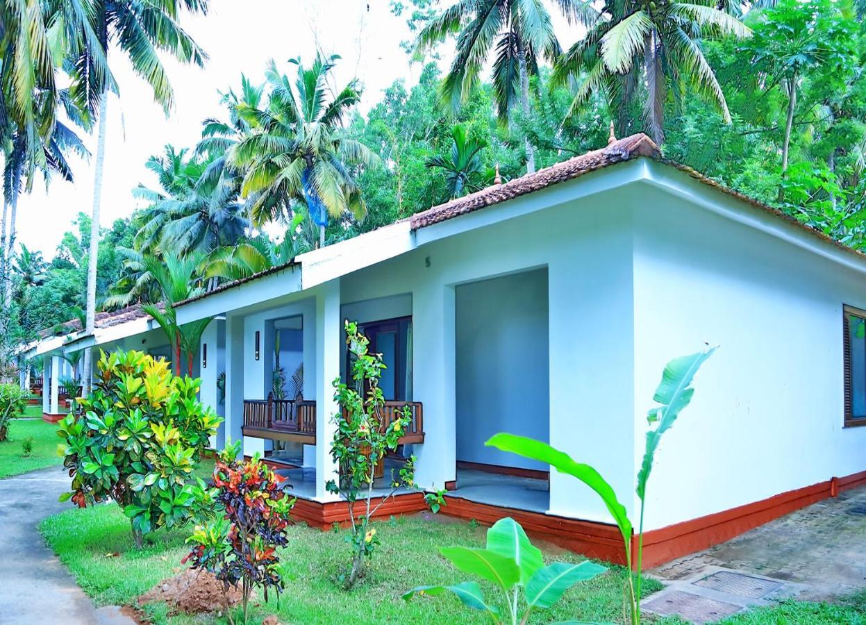 Estuary Sarovar Premiere Poovar Island Esterno foto