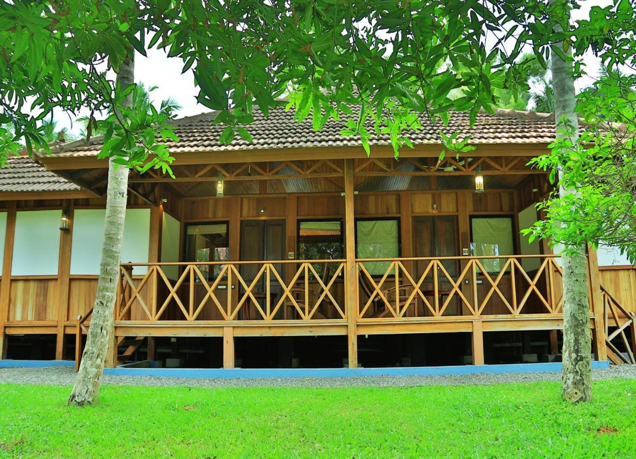 Estuary Sarovar Premiere Poovar Island Esterno foto