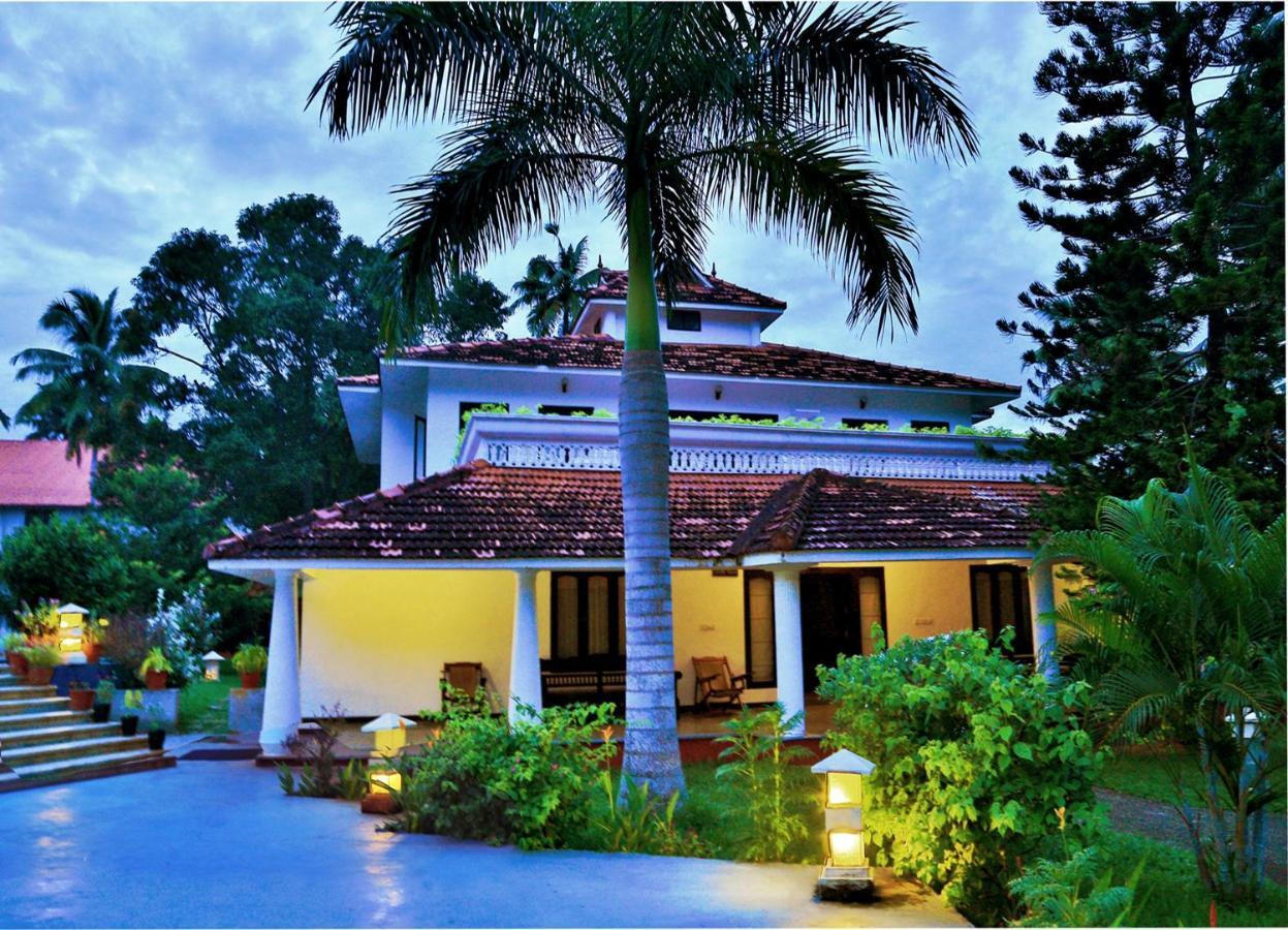 Estuary Sarovar Premiere Poovar Island Esterno foto