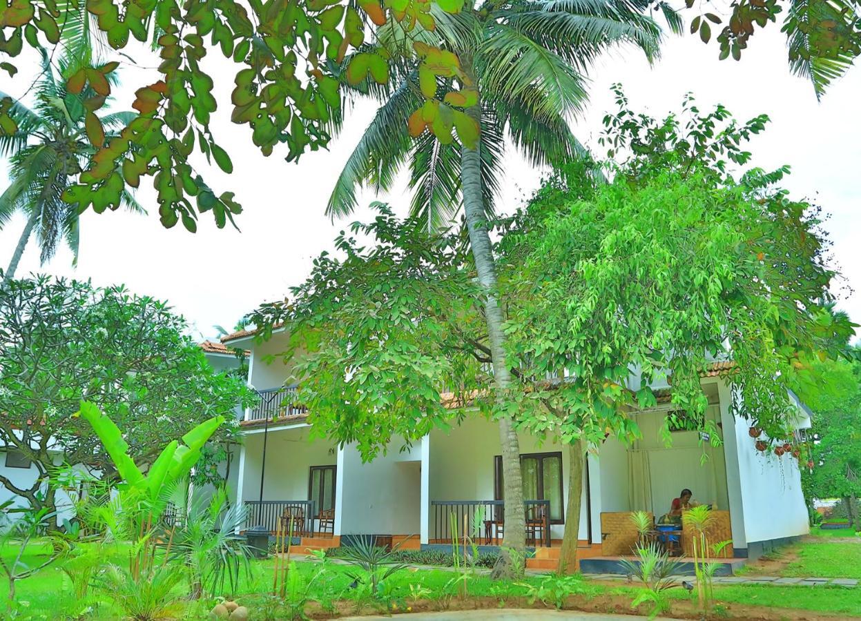 Estuary Sarovar Premiere Poovar Island Esterno foto