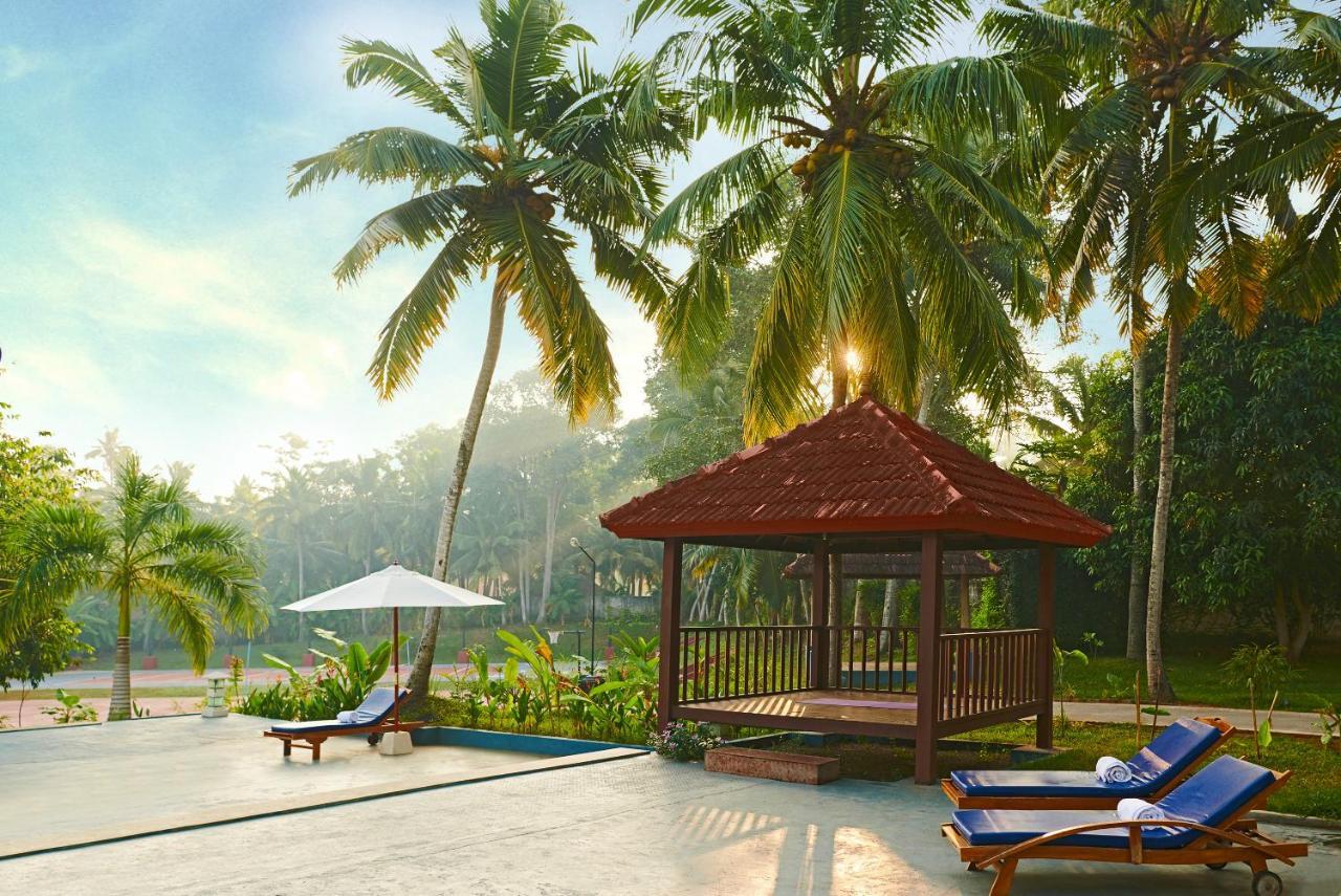Estuary Sarovar Premiere Poovar Island Esterno foto