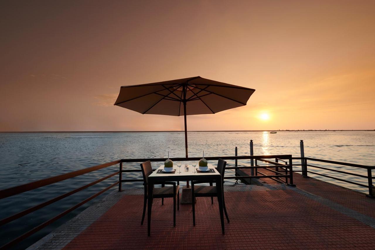 Estuary Sarovar Premiere Poovar Island Esterno foto