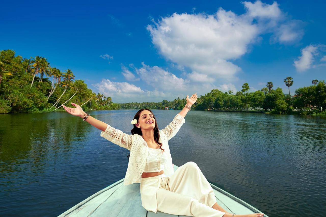 Estuary Sarovar Premiere Poovar Island Esterno foto